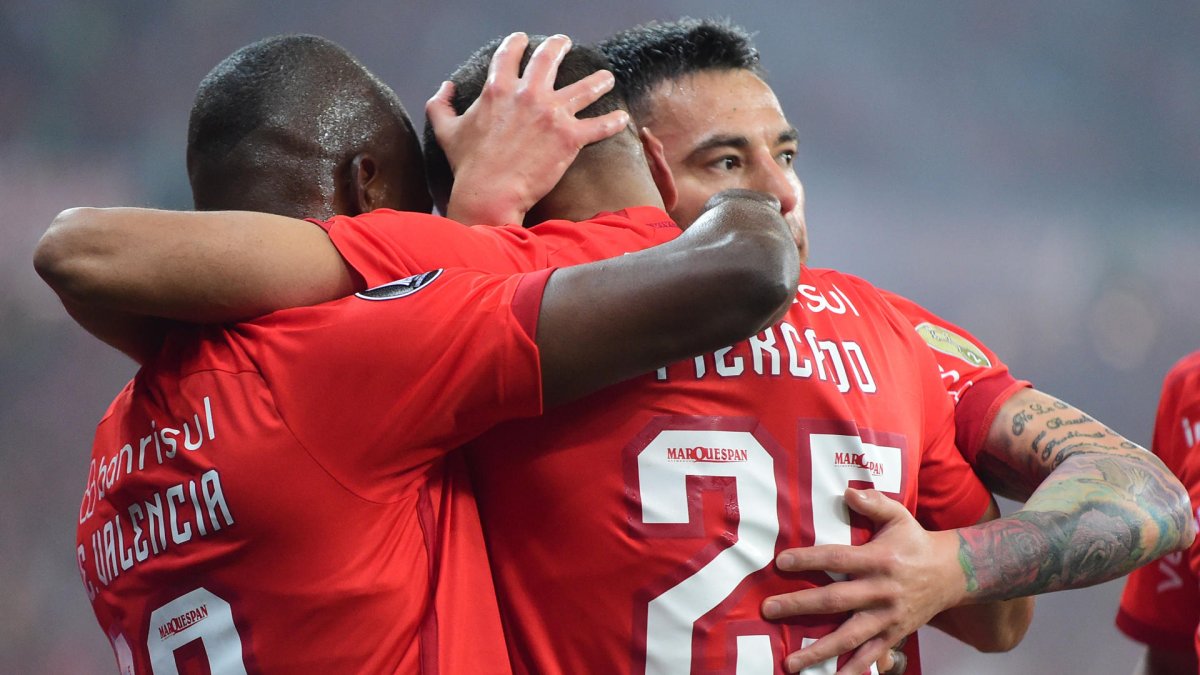 Enner Valencia (izq.) marcó ante Gremio.