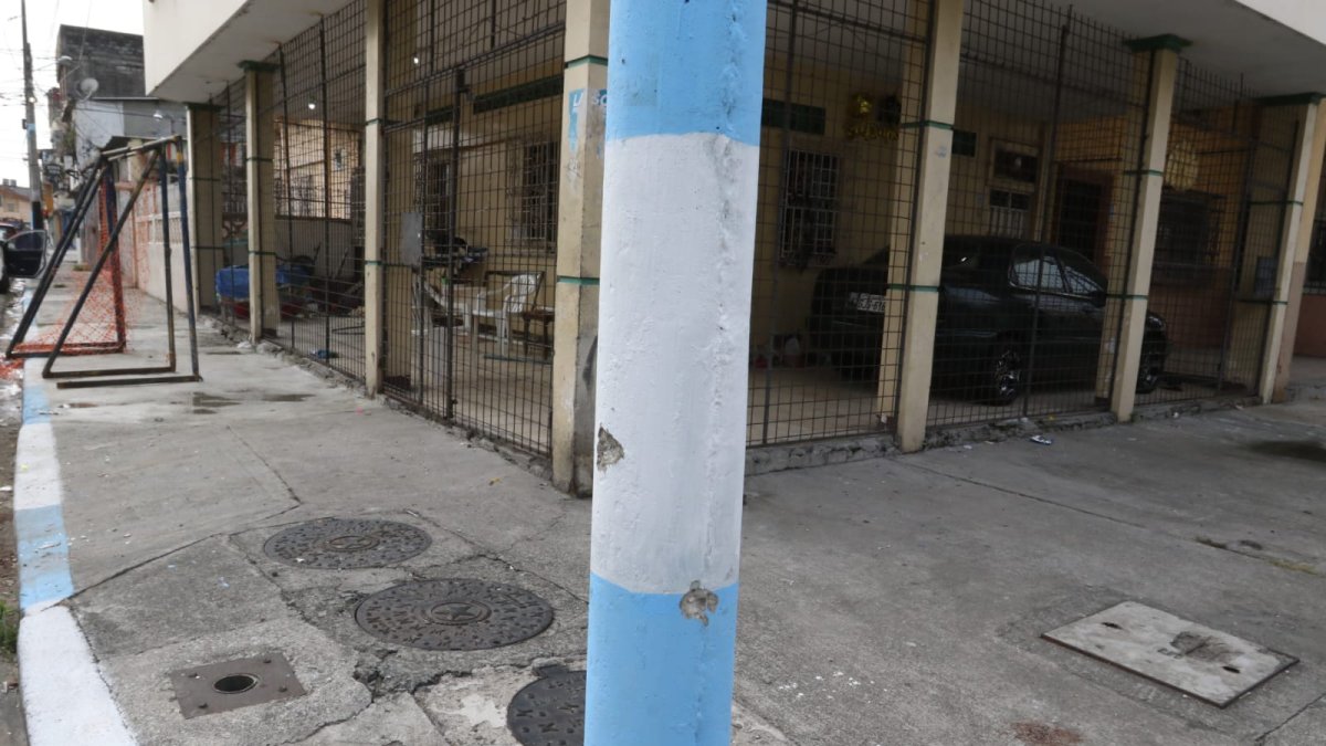 En el sitio en donde ocurrió el hecho colocaron un cartel con unas velas en homenaje a los fallecidos.