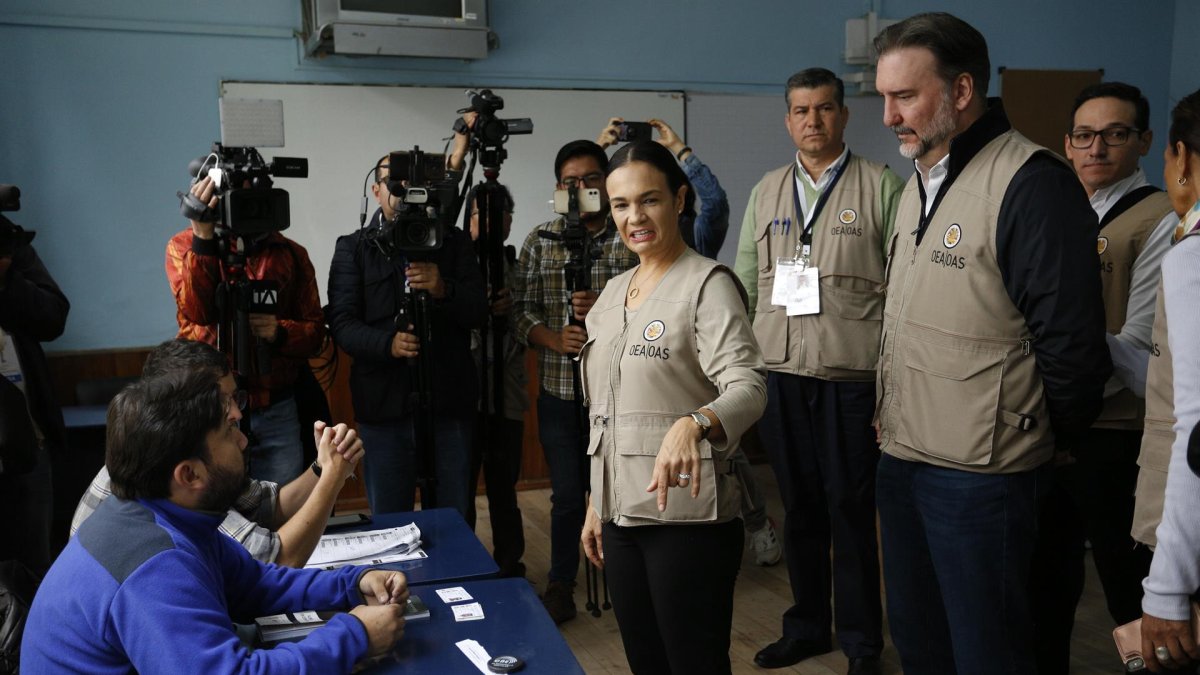 Isabel de Saint Malo (c), es la jefa de la misión de observadores de la OEA que llegará a Ecuador.