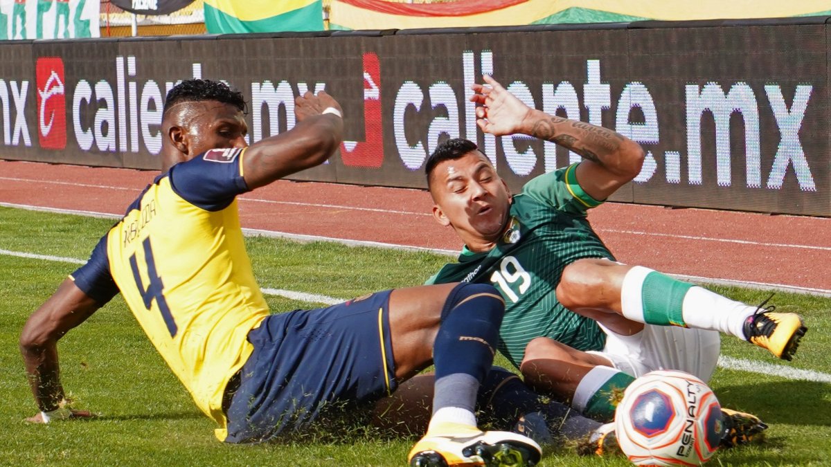 En el 2020, el jugador Jorge Flores (d) de Bolivia disputa un balón con Robert Arboleda de Ecuador, en un partido de las Eliminatorias Sudamericanas para el Mundial de Catar.