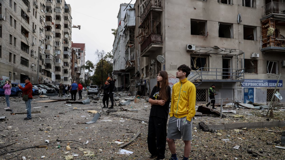 Járkov. Lugareños recorren la zona atacada en esta ciudad de Ucrania.
