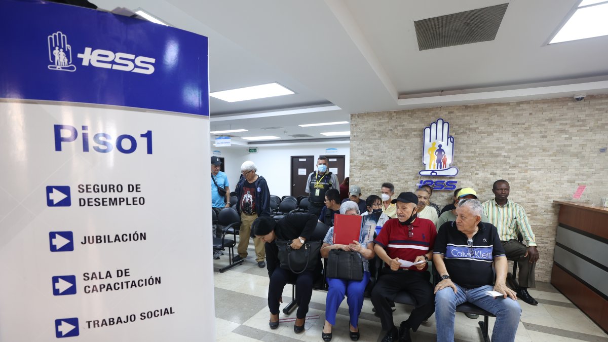 Afiliados y pensionistas realizan diversos  trámites en la agencia del IESS situada en la Avenida de las Américas