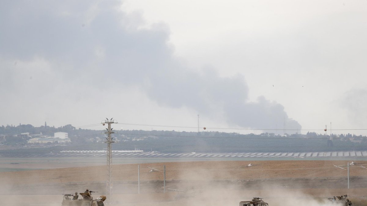Soldados israelíes en vehículos militares recorren un área a lo largo de la frontera con Gaza, en el sur de Israel, este lunes.