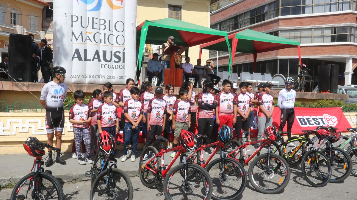 Los niños y jóvenes de Alausí están felices al tener la oportunidad de aprender sobre ciclismo.
