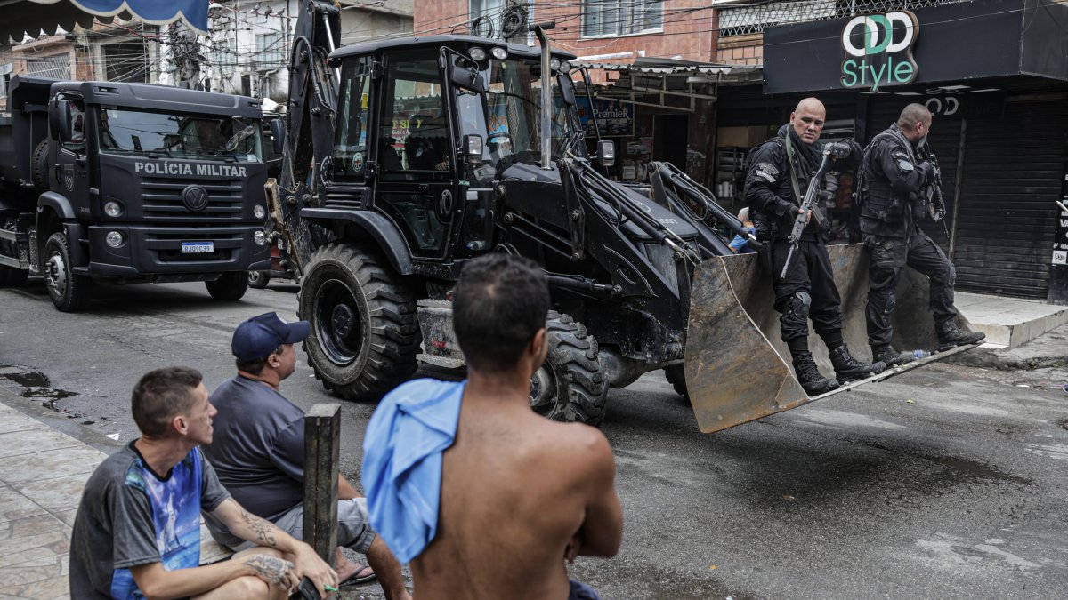 Policías participan en un operativo contra las bandas criminales hoy, en una favela de la ciudad de Río de Janeiro (Brasil).