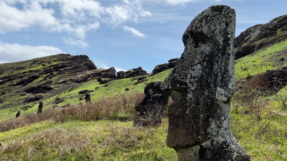Escenario. Uno de los moáis afectados por incendios cerca del volcán Rano Raraku (Pascua).