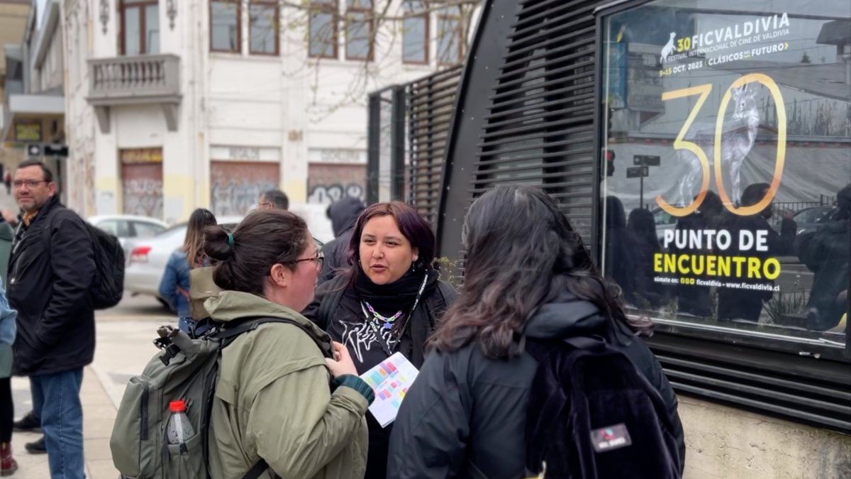 Un grupo de personas fue registrado este domingo, 8 de octubre, al asistir al Festival Internacional de Cine de Valdivia, en Valdivia (Chile).