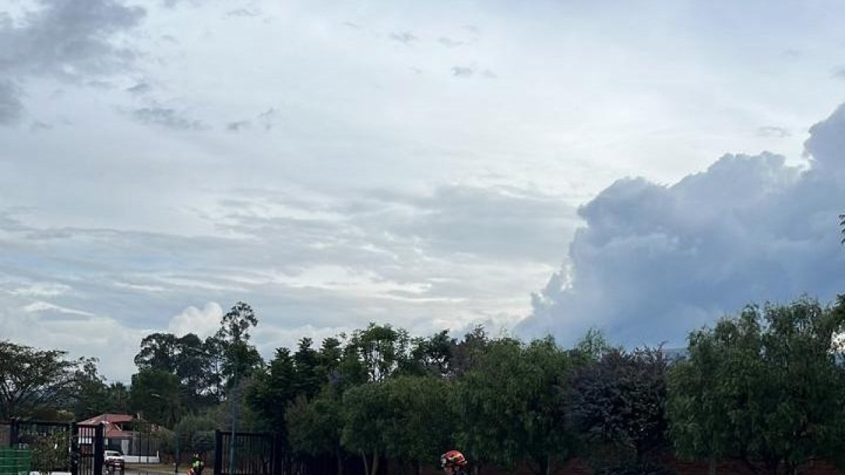 Los bomberos iniciaron las labores de evacuación del agua y de auxilio en caso de ser necesario.