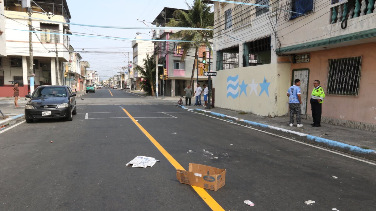 Hecho. Este 9 de octubre los moradores colocaron un cartón con unas velas encendidas a modo de homenaje a las víctimas.