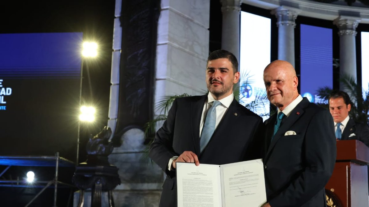 El vicepresidente de Ecuador hizo la entrega formal de la competencia del Parque Samanes al Alcalde de Guayaquil.