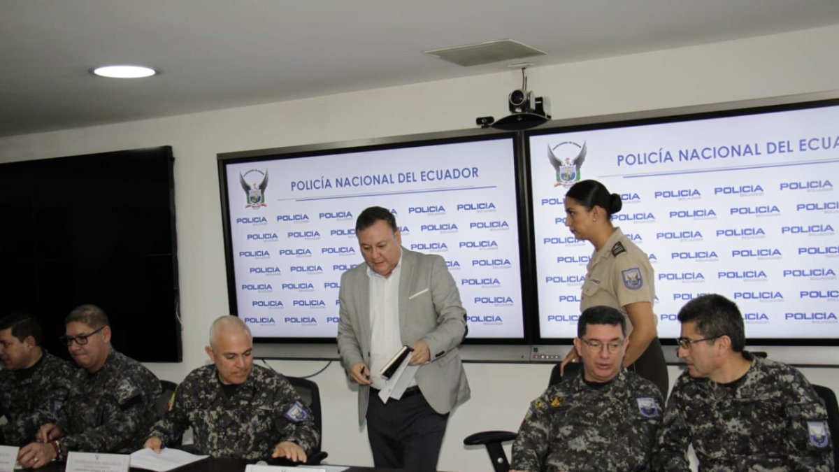 Recursos. Las acciones se presentaron contra el ministro Juan Zapata y el ahora excomandante Fausto Salinas.