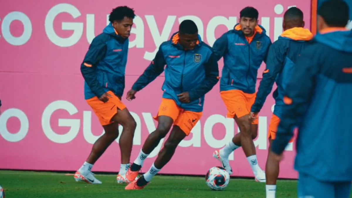 Algunos de los jugadores convocados entrenando.