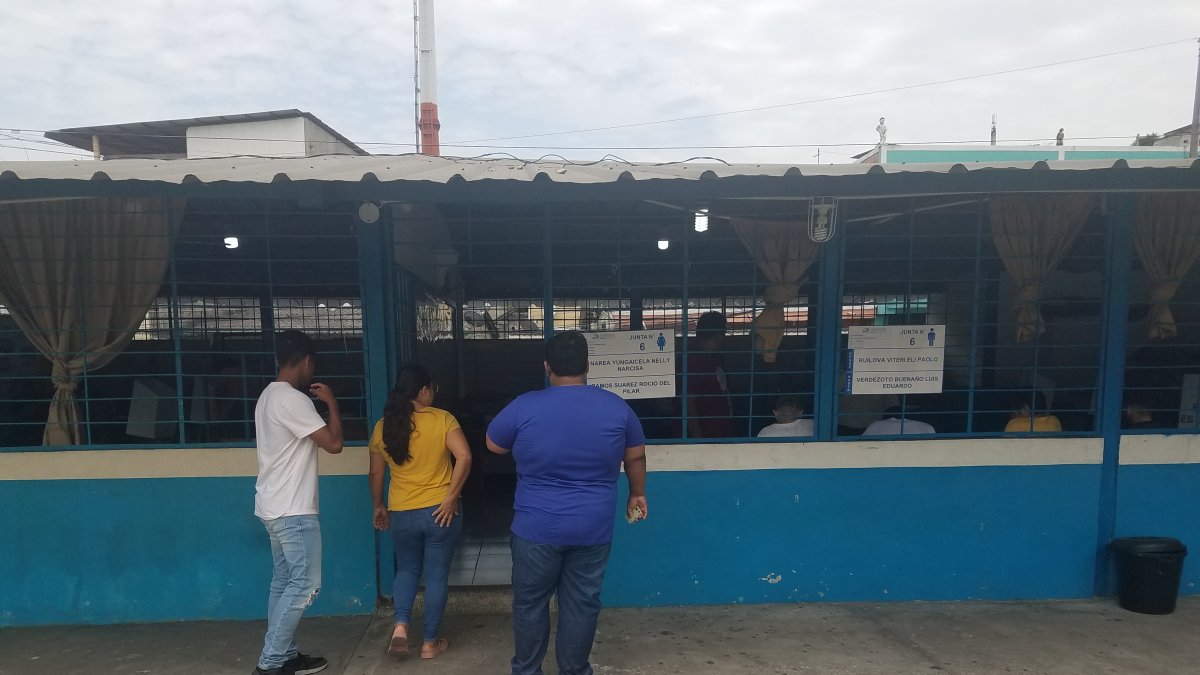Electores esperan su turno en el interior de la escuela Luis Bonilla Castillo, de Guayaquil, en los comicios del 20 de agosto.