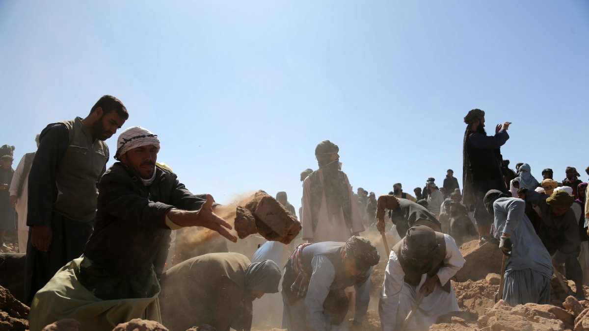 La gente busca a las víctimas entre los escombros de casas destruidas después de un terremoto en el distrito Zinda Jan de Herat, Afganistán, 09 de octubre de 2023.