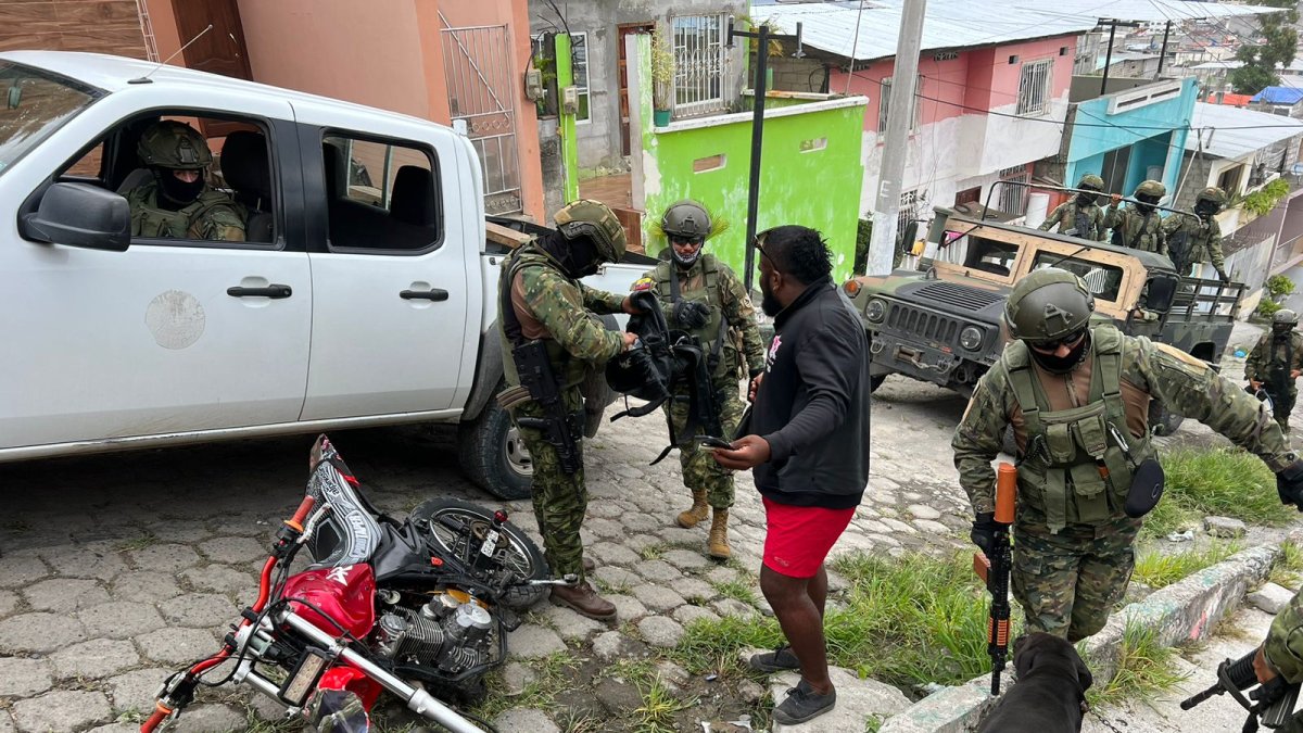 Las Fuerzas Armadas patrullan y participan de los operativos en las calles del país.