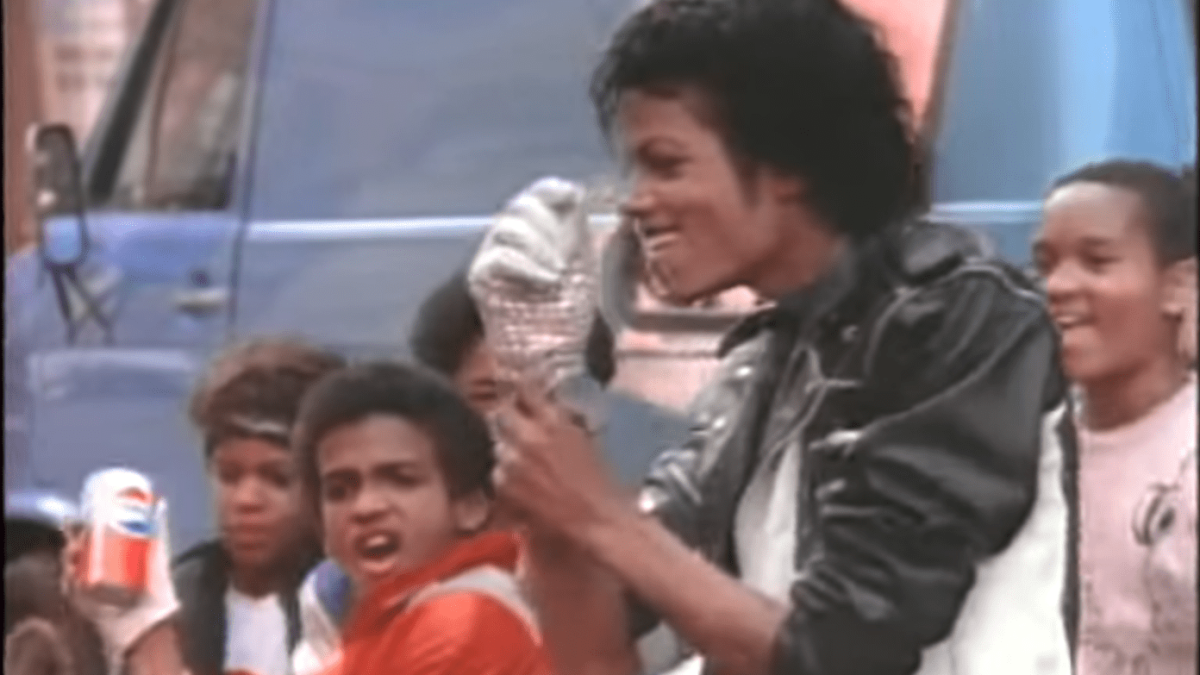 Michael Jackson durante el comercial de la popular gaseosa en el que lució la famosa prenda.