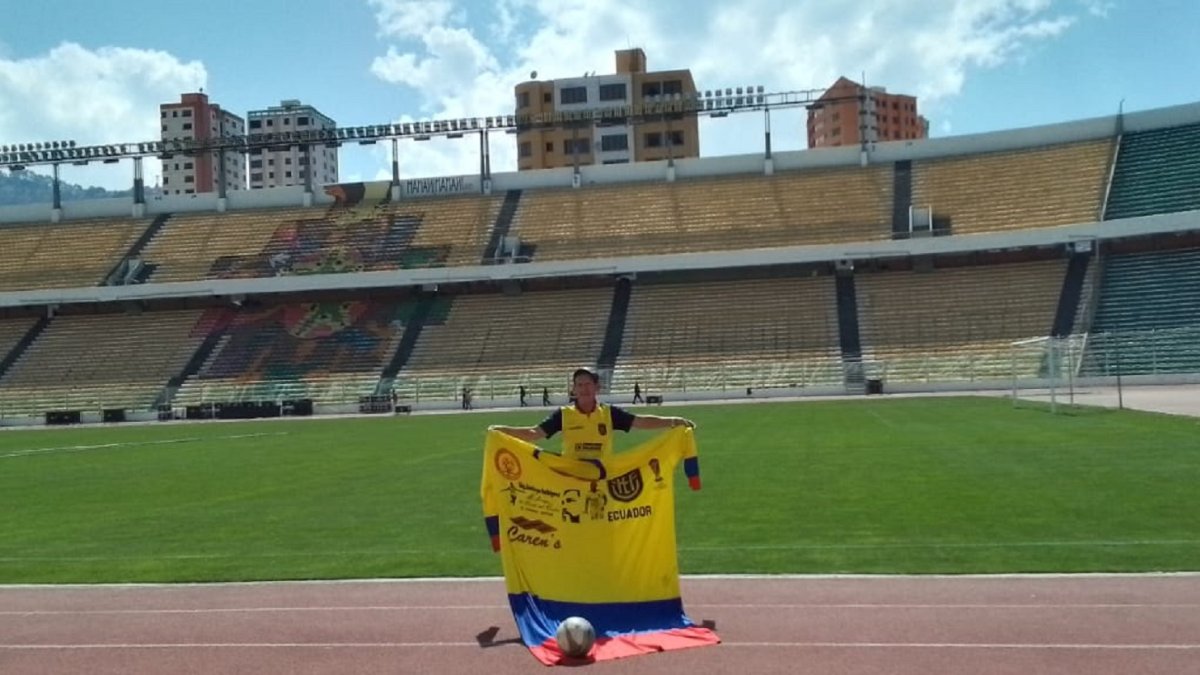 Aventura. Manuel ‘Cascarita’ Loor con su camiseta tricolor gigante en La Paz.