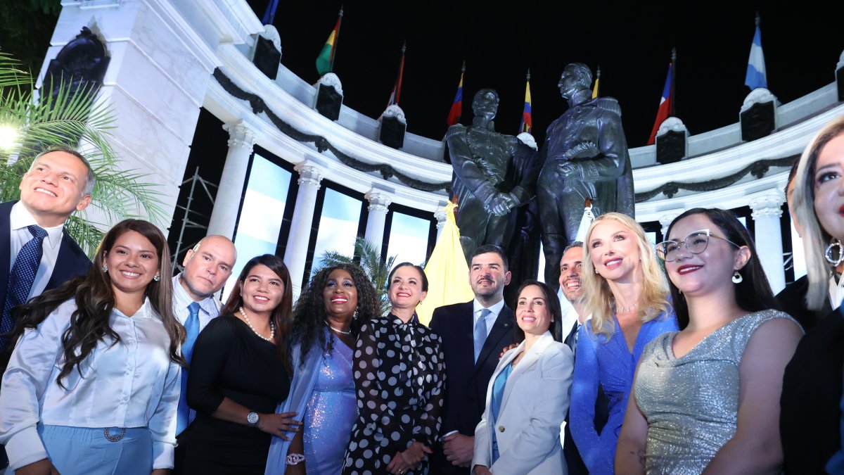 Figuras. La candidata presidencial Luisa González junto al alcalde y miembros del Concejo Cantonal.