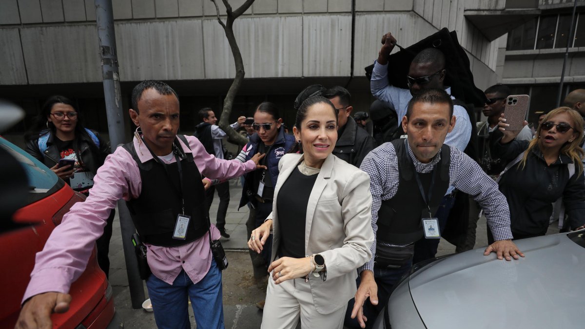 La candidata presidencial Luisa Gonzalez (c), en una fotografía de archivo.