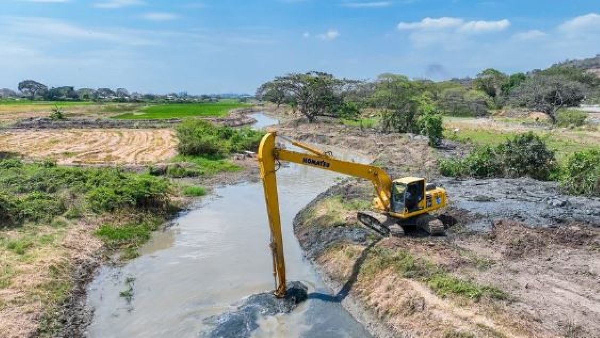 Accionar. Con maquinaria pesada se realizaron los trabajos en el afluente.