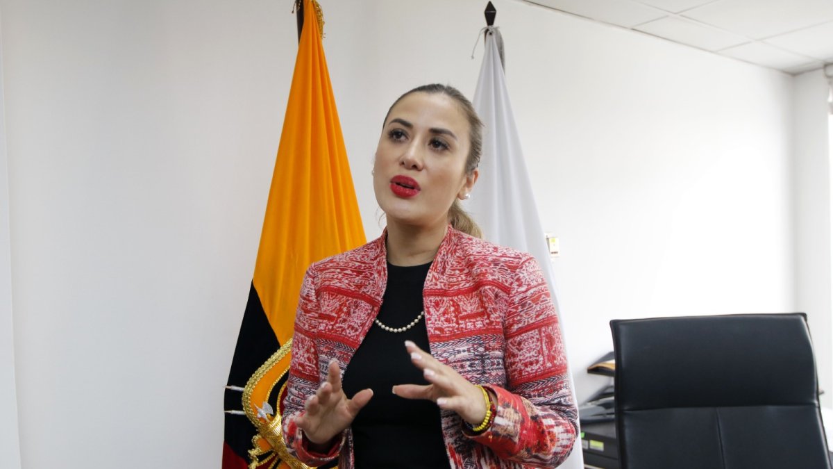 Es administradora de empresas con una especialización en Negocios Internacionales. Ha sido asesora de la gerencia de Petroecuador, ministerios y también de la Asamblea Nacional.