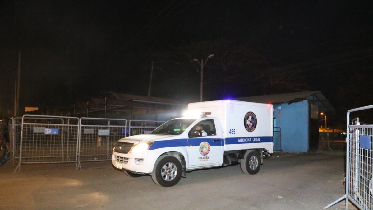Caso Villavicencio. Una camioneta de Medicina Legal sale de la Penitenciaría del Litoral el día en el que encontraron los cuerpos de los asesinados.