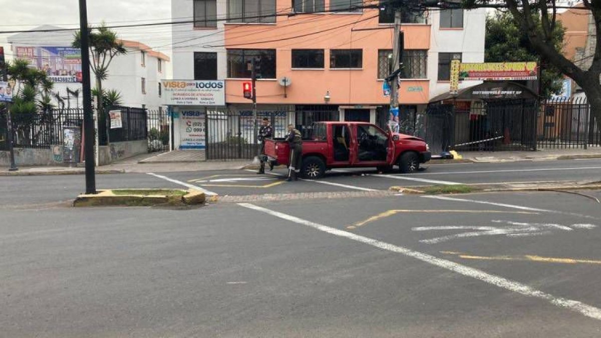 La camioneta en la que se movilizaban los sospechosos quedó abandonada en medio de la vía