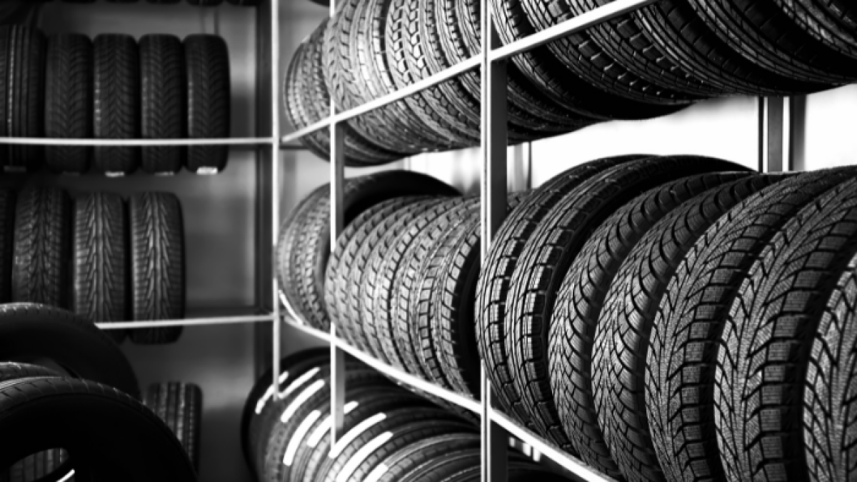 Referencial. Los delincuentes cortaron la puerta enrollable para romper el vidrio de la entrada principal.