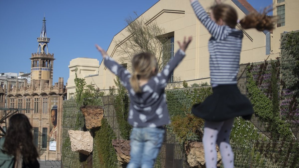Dos niñas juegan en un parque