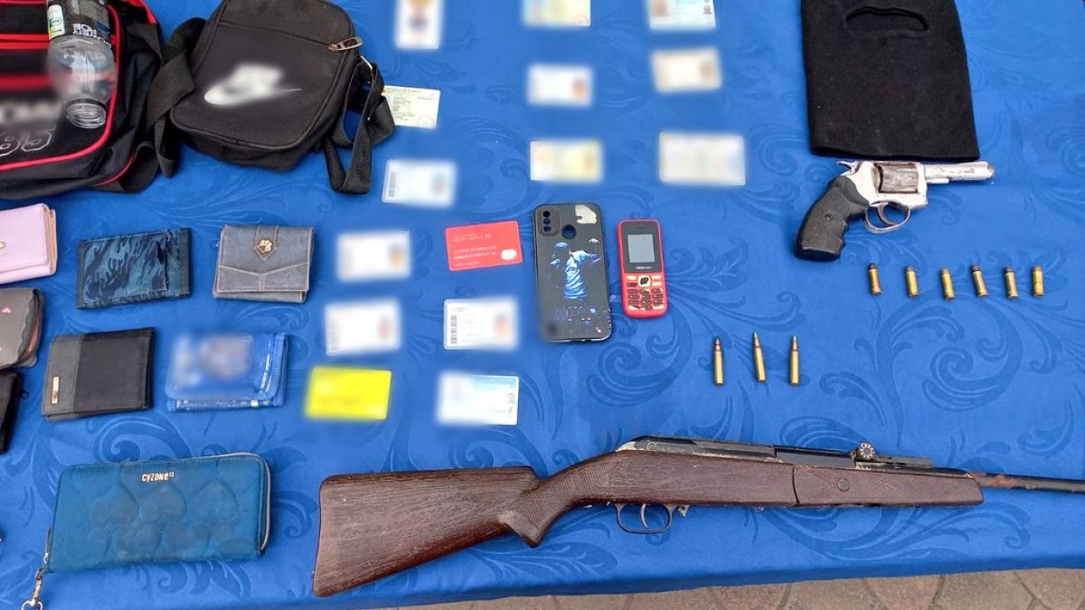 Evidencias. La Policía indicó que ingresaron a una vivienda y detuvieron a los sospechosos. 