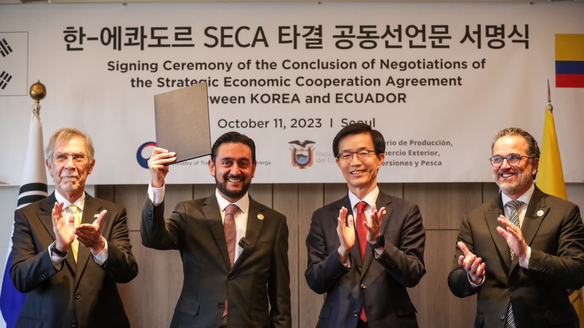 Autoridades de ambas naciones, en el momento de la firma.