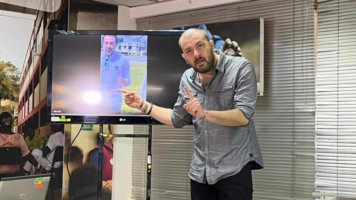 El consejero Guarderas mostró y analizó el video en el que aparece Muñoz supuestamente haciendo campaña politica.