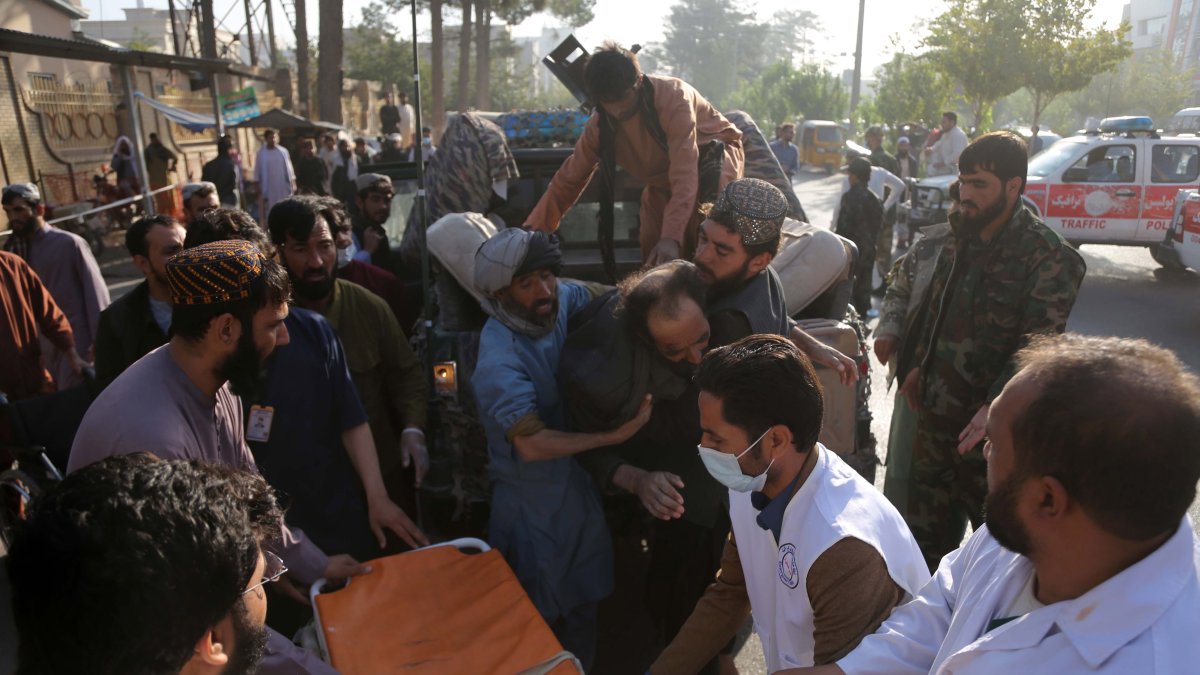 Afganos brindan ayuda médica a los afectados por el terremoto