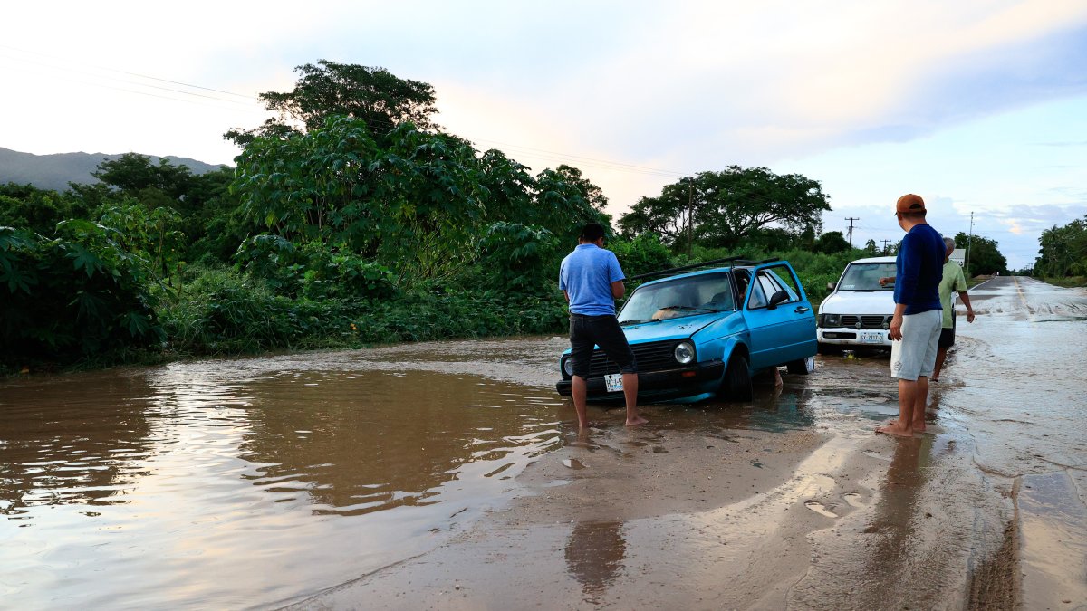 Algunos carros quedaron afectados debido al paso de la tormenta Max y el huracán Lidia en el municipio de Tecpán en México