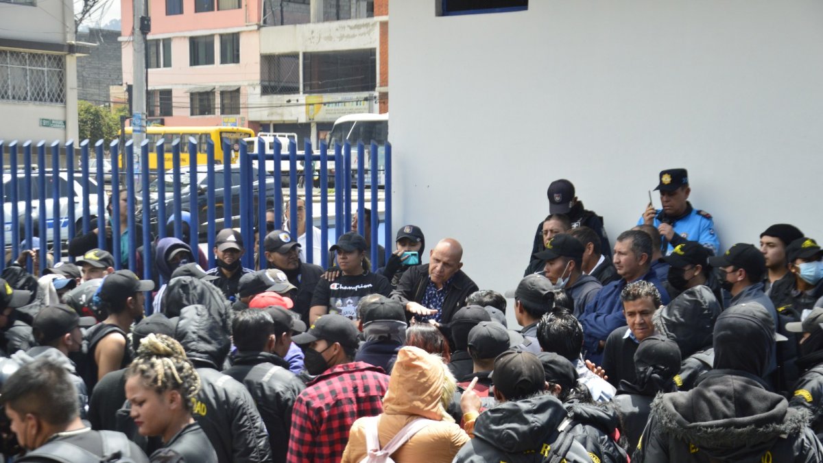 Guardias de seguridad se tomaron la Estación de El Recreo para exigir el pago de sus sueldos
