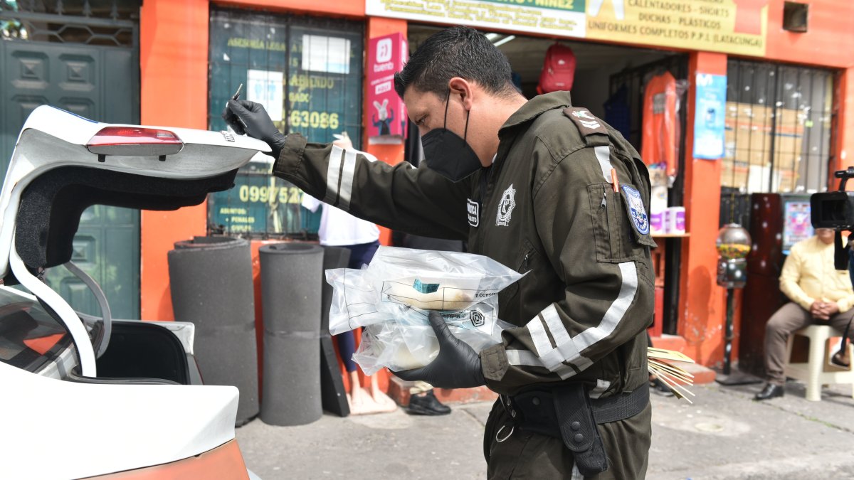 El sábado 7 de octubre de 2023, policías de Criminalística recogieron las evidencias de una celda de la Cárcel de El Inca (CDP), donde fue asesinado el séptimo autor material.