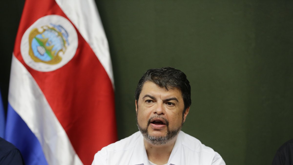 Autoridad. El ministro de seguridad apertura la decisión