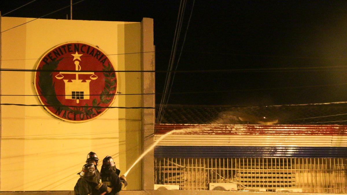 Miembro de los Bomberos alivian el fuego provocado por los reos.