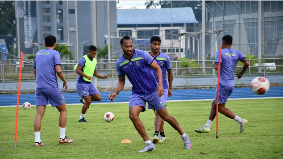 Arturo Mina jugador ecuatoriano del Palmaflor de Bolivia.