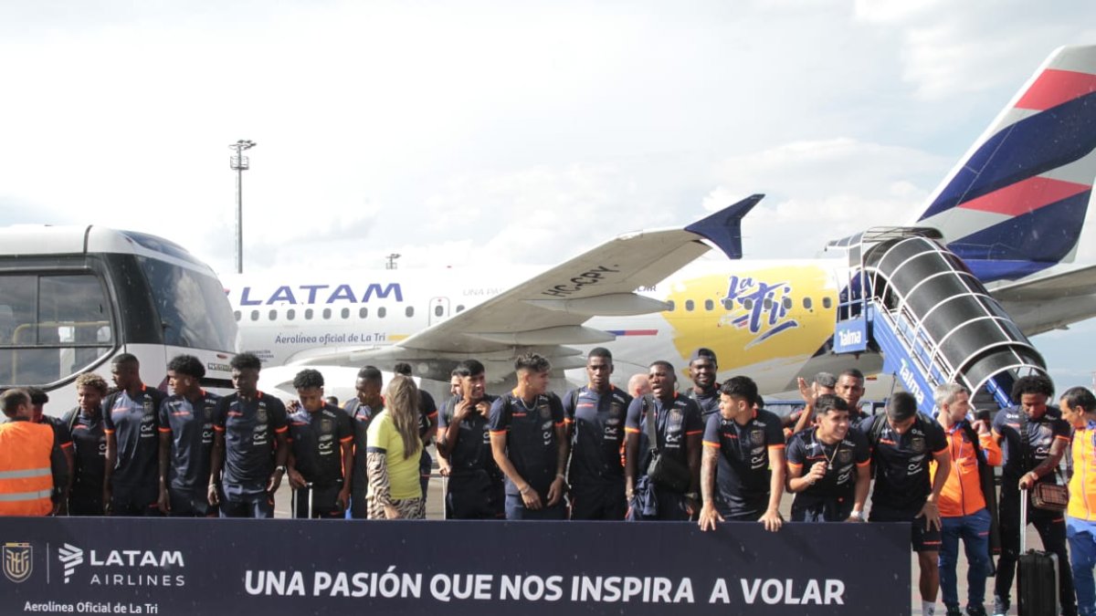 Previo a abordar la aeronave, la delegación tricolor posó para la foto oficial