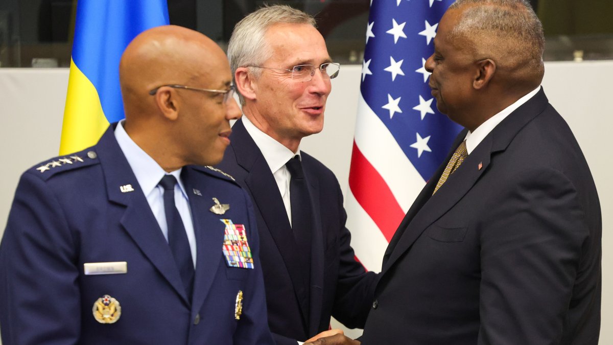 El secretario general de la OTAN, Jens Stoltenberg (I), saluda al responsable de Defensa de Estados Unidos, Lloyd Austin (D),