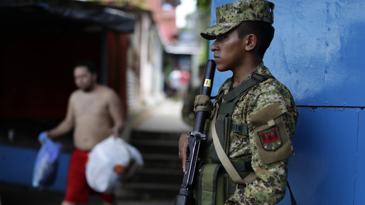 Militares patrullan como parte de un cerco de seguridad, hoy en Apopa