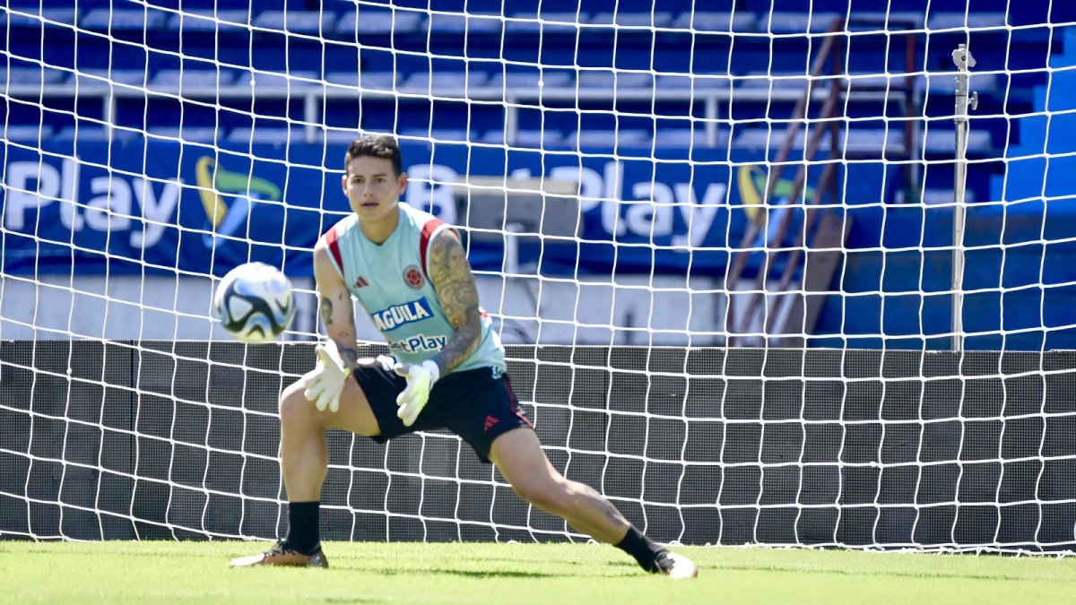 James Rodríguez improvisó en el arco durante la última práctica en el Estadio Metropolitano de Brranquilla.