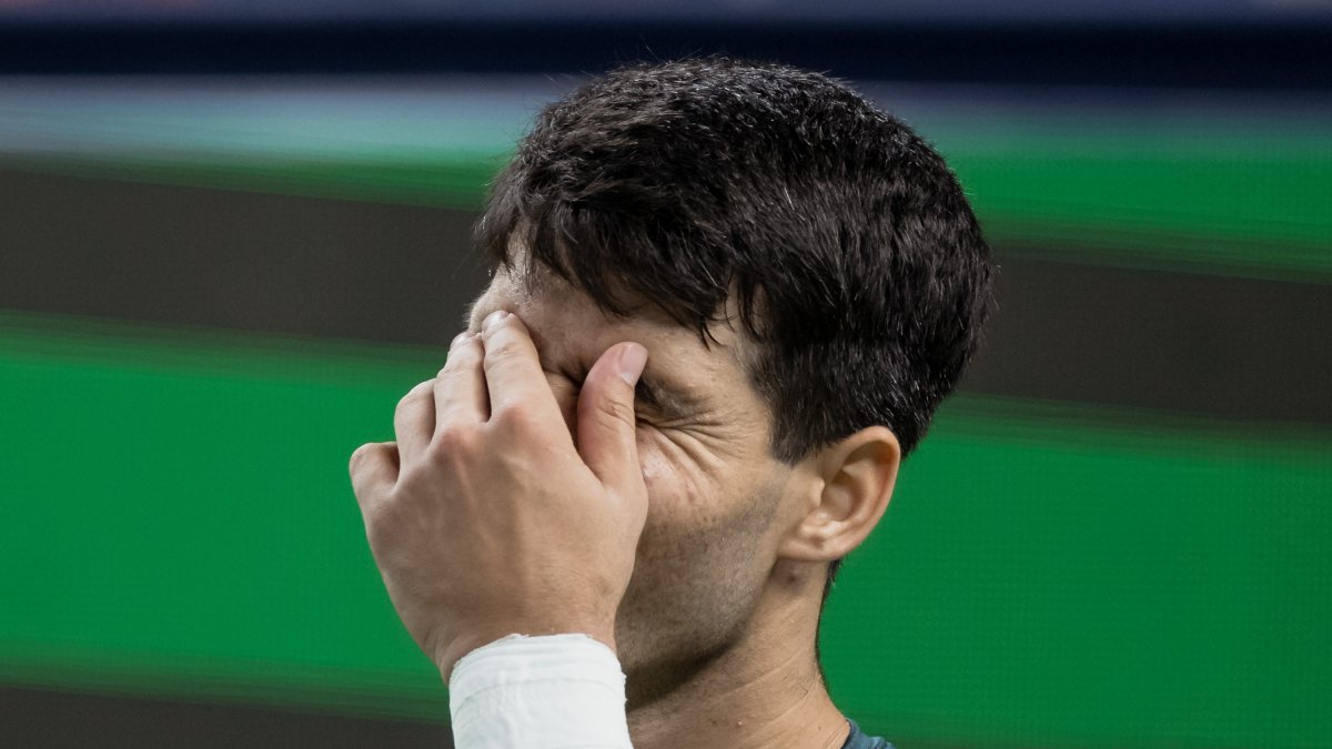 Carlos Alcaraz se lamenta tras uno de los últimos partidos disputados.