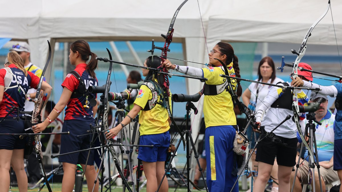 Adriana Espinoza de Los Monteros (d) fue la primera local en unos Olímpicos.