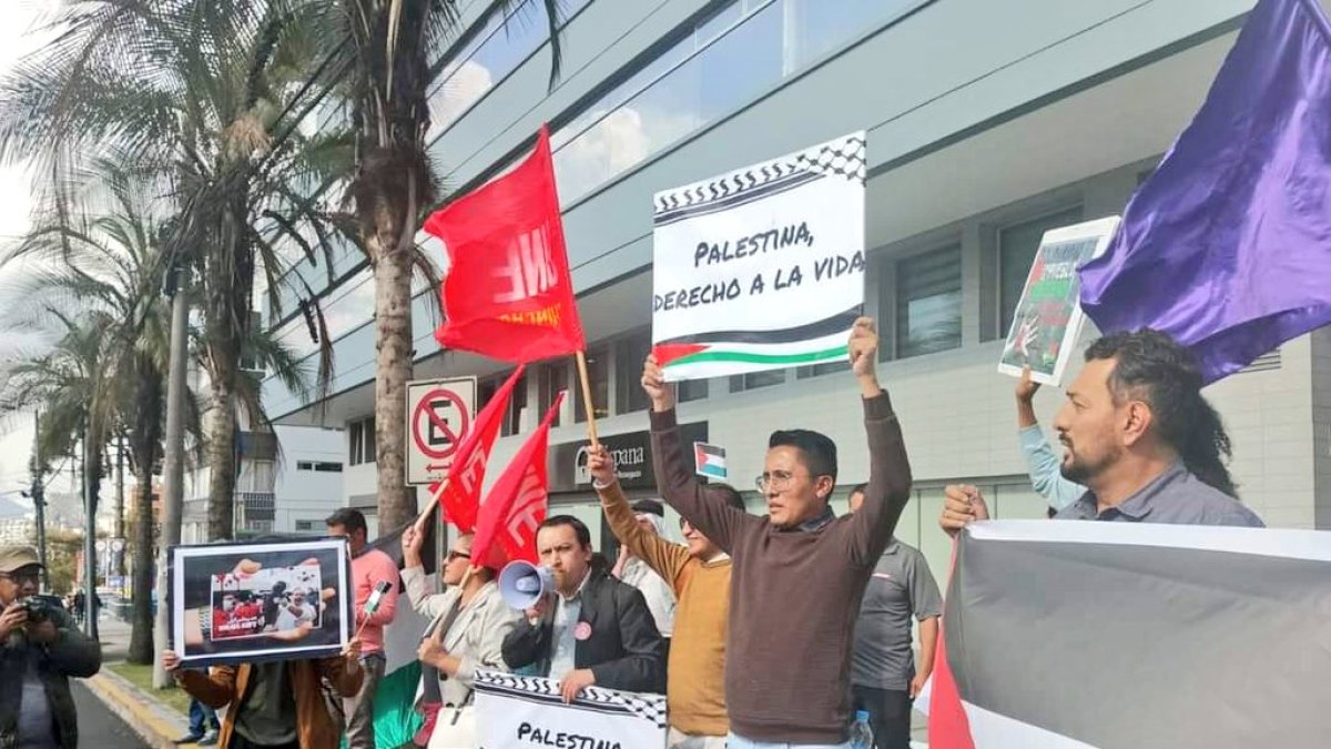Este miércoles 11 de octubre hubo un plantón de solidaridad con Palestina en los exteriores de la Embajada de Israel en Ecuador, en Quito.