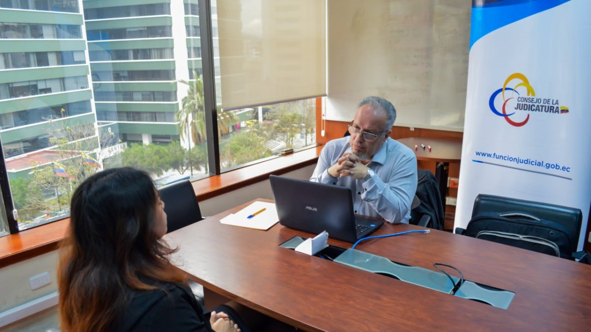 Selección. Funcionario del Consejo de la Judicatura realiza entrevista.