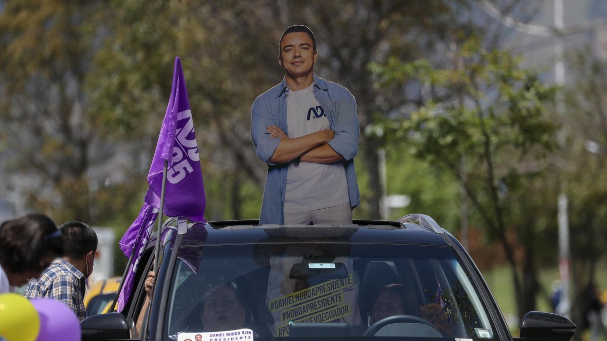 Simpatizantes del candidato presidencial Daniel Noboa esperan la llegada del candidato para el cierre de campaña electoral con miras a las presidenciales 2023.