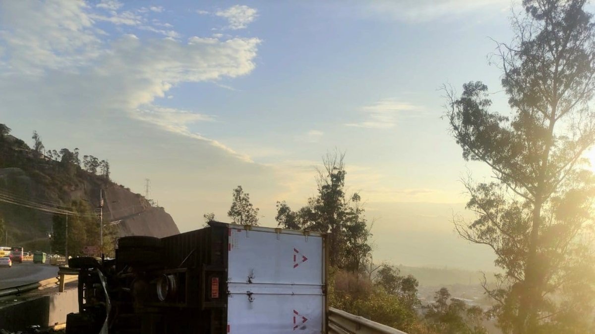 Percance. Un camión se volcó en el sector de Zámbiza en la avenida Simón Bolívar.