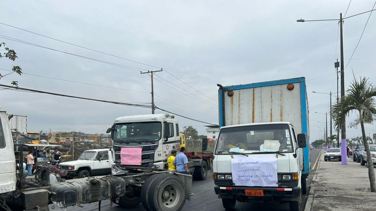 Los choferes se congregaron en un plantón fuera del Puerto Guayaquil por los constantes asaltos en las carreteras